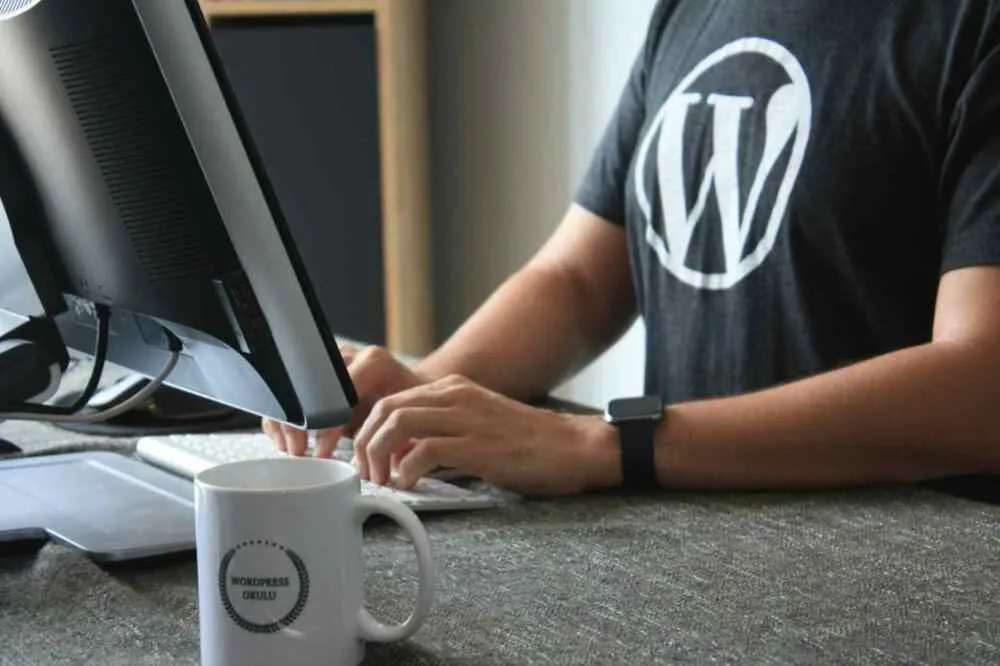 Screenshot of Logora comment system interface in WordPress, highlighting its customization capabilities and automated moderation features
